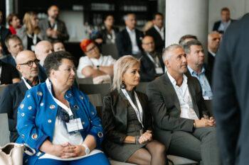 Menschen im Publikum schauen zur Bühne